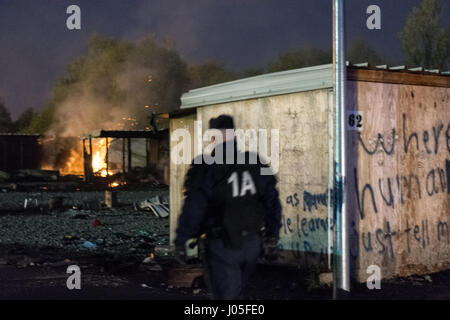 Grande Synthe, Francia. Xi Apr, 2017. Un incendio ha distrutto la quasi totalità di Grande Synthe camp migranti in Francia. Sembra che gli incendi si verifica dopo i tumulti tra gli afghani e curdi iracheni europee. - Julien Mattia/Le Pictorium credito: Le Pictorium/Alamy Live News Foto Stock