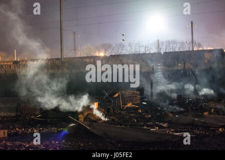 Grande Synthe, Francia. Xi Apr, 2017. Un incendio ha distrutto la quasi totalità di Grande Synthe camp migranti in Francia. Sembra che gli incendi si verifica dopo i tumulti tra gli afghani e curdi iracheni europee. - Julien Mattia/Le Pictorium credito: Le Pictorium/Alamy Live News Foto Stock