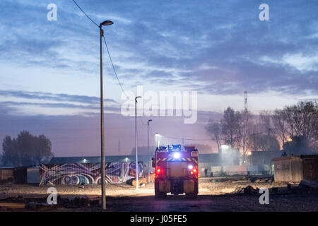 Grande Synthe, Francia. Xi Apr, 2017. Un incendio ha distrutto la quasi totalità di Grande Synthe camp migranti in Francia. Sembra che gli incendi si verifica dopo i tumulti tra gli afghani e curdi iracheni europee. - Julien Mattia/Le Pictorium credito: Le Pictorium/Alamy Live News Foto Stock