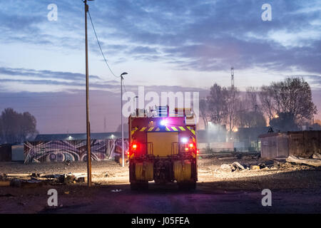 Grande Synthe, Francia. Xi Apr, 2017. Un incendio ha distrutto la quasi totalità di Grande Synthe camp migranti in Francia. Sembra che gli incendi si verifica dopo i tumulti tra gli afghani e curdi iracheni europee. - Julien Mattia/Le Pictorium credito: Le Pictorium/Alamy Live News Foto Stock