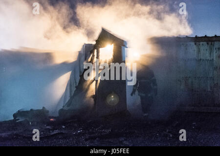 Grande Synthe, Francia. Xi Apr, 2017. Un incendio ha distrutto la quasi totalità di Grande Synthe camp migranti in Francia. Sembra che gli incendi si verifica dopo i tumulti tra gli afghani e curdi iracheni europee. - Julien Mattia/Le Pictorium credito: Le Pictorium/Alamy Live News Foto Stock