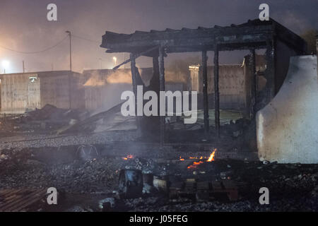 Grande Synthe, Francia. Xi Apr, 2017. Un incendio ha distrutto la quasi totalità di Grande Synthe camp migranti in Francia. Sembra che gli incendi si verifica dopo i tumulti tra gli afghani e curdi iracheni europee. - Julien Mattia/Le Pictorium credito: Le Pictorium/Alamy Live News Foto Stock