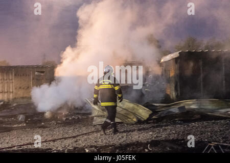 Grande Synthe, Francia. Xi Apr, 2017. Un incendio ha distrutto la quasi totalità di Grande Synthe camp migranti in Francia. Sembra che gli incendi si verifica dopo i tumulti tra gli afghani e curdi iracheni europee. - Julien Mattia/Le Pictorium credito: Le Pictorium/Alamy Live News Foto Stock