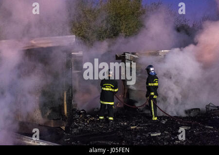 Grande Synthe, Francia. Xi Apr, 2017. Un incendio ha distrutto la quasi totalità di Grande Synthe camp migranti in Francia. Sembra che gli incendi si verifica dopo i tumulti tra gli afghani e curdi iracheni europee. - Julien Mattia/Le Pictorium credito: Le Pictorium/Alamy Live News Foto Stock