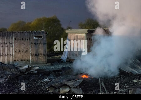 Grande Synthe, Francia. Xi Apr, 2017. Un incendio ha distrutto la quasi totalità di Grande Synthe camp migranti in Francia. Sembra che gli incendi si verifica dopo i tumulti tra gli afghani e curdi iracheni europee. - Julien Mattia/Le Pictorium credito: Le Pictorium/Alamy Live News Foto Stock