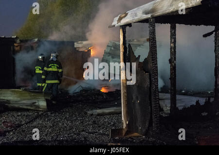 Grande Synthe, Francia. Xi Apr, 2017. Un incendio ha distrutto la quasi totalità di Grande Synthe camp migranti in Francia. Sembra che gli incendi si verifica dopo i tumulti tra gli afghani e curdi iracheni europee. - Julien Mattia/Le Pictorium credito: Le Pictorium/Alamy Live News Foto Stock