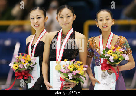 FILE foto: giapponese figura skater Mao Asada ha annunciato qui il pensionamento da pattinaggio competitivo su lunedì 10 aprile 2017 tramite il suo blog. Asada è stata una grande star in Giappone dopo che rappresenta il suo paese a due Giochi Olimpici Invernali e a vincere i campionati del mondo per tre volte. Ella era stata prevista per continuare fino a quando il 2018 Olimpiadi invernali di PyeongChang ma ha lottato in concorrenza in passato 2 anni. Foto originale mostra: (L a R) Fumie Suguri, Miki Ando, Mao Asada, dicembre 26, 2004 - Pattinaggio di Figura : tutto il Giappone la figura pattinare campionato, Donne Single pattinaggio gratuito a Shinyokoha Foto Stock