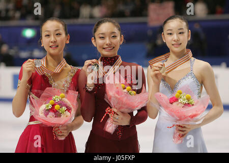 FILE foto: giapponese figura skater Mao Asada ha annunciato qui il pensionamento da pattinaggio competitivo su lunedì 10 aprile 2017 tramite il suo blog. Asada è stata una grande star in Giappone dopo che rappresenta il suo paese a due Giochi Olimpici Invernali e a vincere i campionati del mondo per tre volte. Ella era stata prevista per continuare fino a quando il 2018 Olimpiadi invernali di PyeongChang ma ha lottato in concorrenza in passato 2 anni. Foto originale mostra: (L a R) Mao Asada (JPN), Miki Ando (JPN), Yu-Na Kim (KOR), 24 marzo 2007 - Pattinaggio di Figura : ISU World Figure Skating Championships 2007 Tokyo Giappone donna Fre Foto Stock