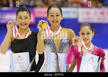 FILE foto: giapponese figura skater Mao Asada ha annunciato qui il pensionamento da pattinaggio competitivo su lunedì 10 aprile 2017 tramite il suo blog. Asada è stata una grande star in Giappone dopo che rappresenta il suo paese a due Giochi Olimpici Invernali e a vincere i campionati del mondo per tre volte. Ella era stata prevista per continuare fino a quando il 2018 Olimpiadi invernali di PyeongChang ma ha lottato in concorrenza in passato 2 anni. Foto originale mostra: (L a R) Kanako Murakami (JPN), Mao Asada (JPN), Satoko Miyahara (JPN), 23 Dicembre 2012 - Pattinaggio di Figura : Giappone figura Skating Championships, Premiazione al Foto Stock