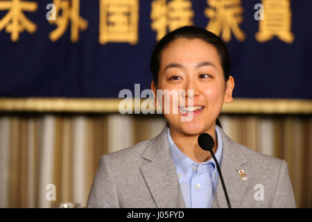 FILE foto: giapponese figura skater Mao Asada ha annunciato qui il pensionamento da pattinaggio competitivo su lunedì 10 aprile 2017 tramite il suo blog. Asada è stata una grande star in Giappone dopo che rappresenta il suo paese a due Giochi Olimpici Invernali e a vincere i campionati del mondo per tre volte. Ella era stata prevista per continuare fino a quando il 2018 Olimpiadi invernali di PyeongChang ma ha lottato in concorrenza in passato 2 anni. Foto originale mostra: Mao Asada (JPN), 25 febbraio 2014 - Pattinaggio di Figura : Mao Asada assiste ad una conferenza stampa a Tokyo's corrispondenti stranieri' Club del Giappone, Tokyo, Giappone. (Foto di Y Foto Stock