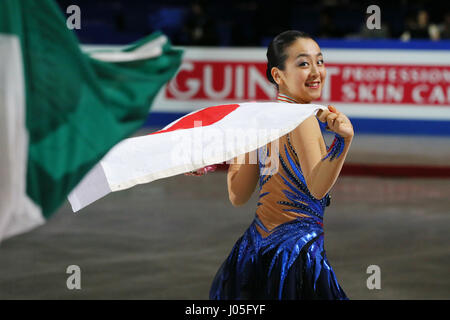 FILE foto: giapponese figura skater Mao Asada ha annunciato qui il pensionamento da pattinaggio competitivo su lunedì 10 aprile 2017 tramite il suo blog. Asada è stata una grande star in Giappone dopo che rappresenta il suo paese a due Giochi Olimpici Invernali e a vincere i campionati del mondo per tre volte. Ella era stata prevista per continuare fino a quando il 2018 Olimpiadi invernali di PyeongChang ma ha lottato in concorrenza in passato 2 anni. Foto originale mostra: Mao Asada (JPN), 29 marzo 2014 - Pattinaggio di Figura : Mao Asada del Giappone vittoria sul ghiaccio con bandiera naitonal nel singolare femminile vittoria cerimonia al Sitama Super Arena Foto Stock