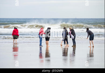 Saltburn dal mare, North Yorkshire, Regno Unito. Xi Apr, 2017. Meteo: un luminoso e fresco e ventilato mattina a Saltburn sulla North Yorkshire costa. Credito: ALAN DAWSON/Alamy Live News Foto Stock