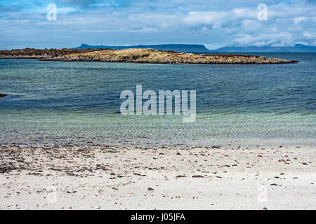 Vista verso le isole scozzesi Eigg & Rum da villaggio Portnaluchaig tra Arisaig e Morar in Highland Scozia UK Foto Stock