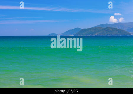 Verde smeraldo del mare della Cina meridionale in Nha Trang, Khánh Hoa provincia, Vietnam Foto Stock