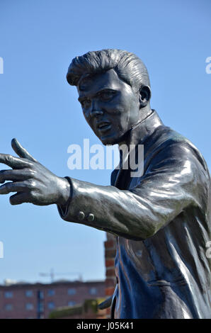 Una statua del cantante Billy Fury da Tom Murphy all'Albert Dock, Liverpool, Merseyside.Il lavoro una volta Dockland area è un turista e di attrazione per il tempo libero Foto Stock