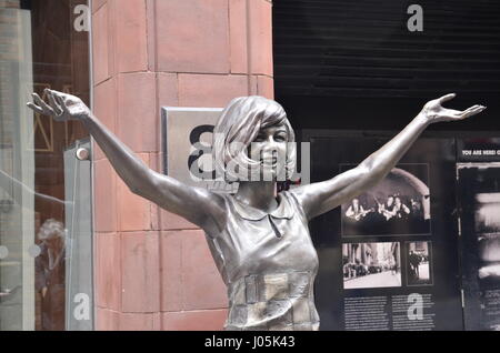 Una statua del compianto cantante e intrattenitore, Cilla nero, fuori l'entrata originale al Cavern Club di Mathew Street, Liverpool Foto Stock