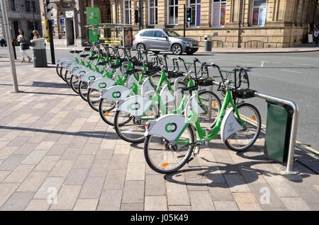 Un rack di ciclo di Derby Square, Liverpool. Parte del Liverpool City Bike schema, il più grande sistema di ciclo del Regno Unito fuori da Londra Foto Stock