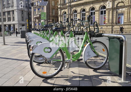 Un rack di ciclo di Derby Square, Liverpool. Parte del Liverpool City Bike schema, il più grande sistema di ciclo del Regno Unito fuori da Londra Foto Stock