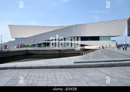 Il Museo di Liverpool presso l'isola di Mann su Liverpool è Pier Head complesso con la Cattedrale Anglicana in background Foto Stock