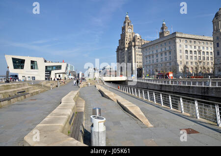 Il Mersey Ferries edificio su Pier Head area sul fiume Mersey in Liverpool. Il Fegato e Cunard edifici sono a destra Foto Stock