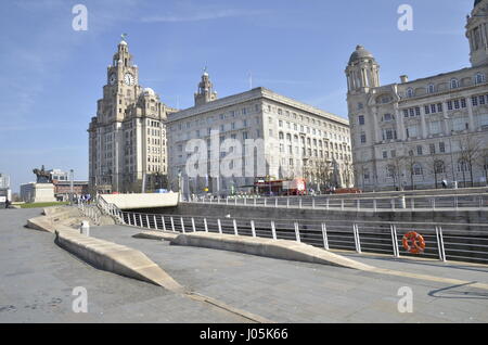 Il 'Tre Grazie' su Pier Head area sul fiume Mersey in Liverpool - il fegato, Cunard e il porto di Liverpool edifici Foto Stock