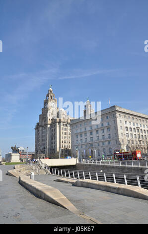 Il Fegato e Cunard edifici su Pier Head area sul fiume Mersey in Liverpool. Foto Stock