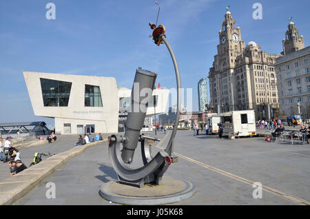 Il Mersey Ferries edificio su Pier Head area sul fiume Mersey in Liverpool. Il Fegato e Cunard edifici sono a destra Foto Stock