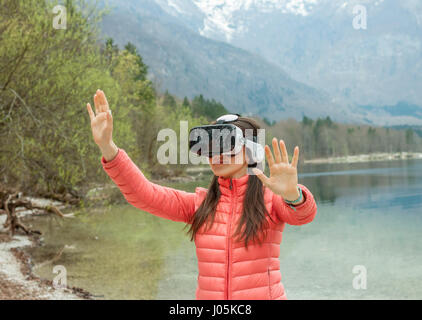 Giovane donna in occhiali VR Foto Stock