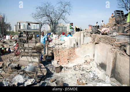 Casa danneggiata in slum fire, damu nagar, kandivali, Mumbai, Maharashtra, India, Asia Foto Stock