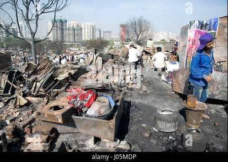 Danneggiato dal fuoco baraccopoli, damu nagar, kandivali, Mumbai, Maharashtra, India, Asia Foto Stock