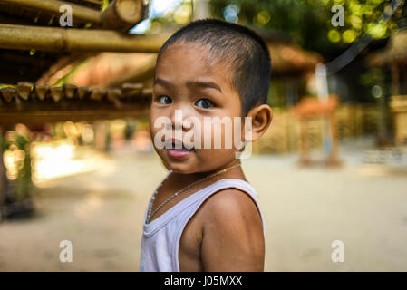 Krabi, Thailandia, 12 marzo 2016: il giovane ragazzo in villaggio thailandese. Foto Stock