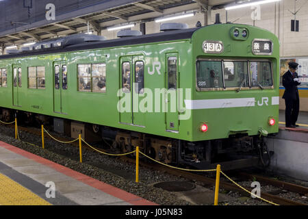 Il treno JR in piedi presso le stazioni ferroviarie, Tokyo, Giappone Foto Stock