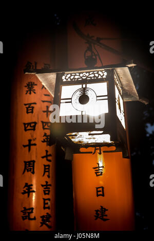 Lampada decorativa in tunnel di torii gate a Fushimi Inari santuario a Kyoto, Giappone Foto Stock