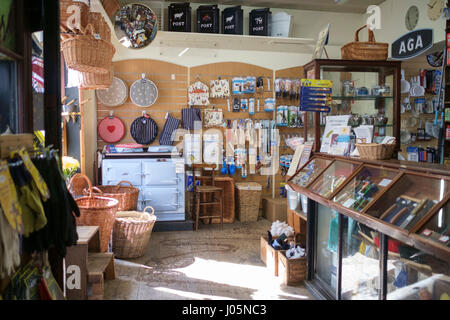 La città di Shropshire Ludlow, uno dei pretiest in Inghilterra UK Rickards Hardware shop Foto Stock