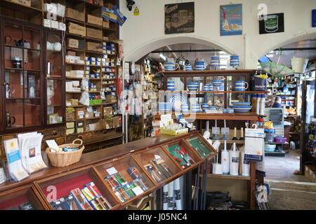 La città di Shropshire Ludlow, uno dei pretiest in Inghilterra UK Rickards Hardware shop Foto Stock