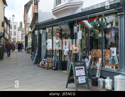 La città di Shropshire Ludlow, uno dei pretiest in Inghilterra UK Rickards Hardware shop Foto Stock