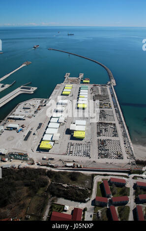 Il Mose (Modulo Sperimentale Elettromeccanico) è un progetto o un lavoro di ingegneria civile, ambientale e idraulico (o geoingegneria), ancora in costruzione, finalizzate alla difesa di Venezia e della sua laguna dalle acque alte, attraverso la costruzione di schiere di porte mobili poste a scomparsa al cosiddetto ingressi (le porte che collegano la laguna con il mare aperto attraverso il quale si realizza il flusso e riflusso della marea) del Lido, Malamocco e Chioggia, che è in grado di isolare temporaneamente la laguna di Venezia dal mare Adriatico durante l'alta marea eventi. La nuova sezione in costruzione in Ma Foto Stock