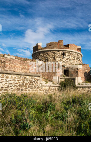 Resti di un round fort a Collioure, Pirenei, Catalonia, Francia Foto Stock