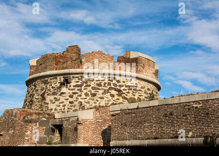 Resti di un round fort a Collioure, Pirenei, Catalonia, Francia Foto Stock