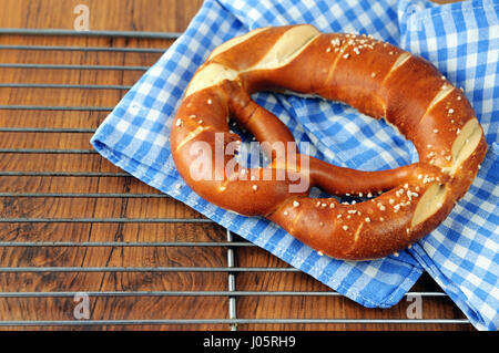 Pretzel sulla tovaglia bavarese. Foto Stock