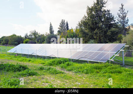 Pannelli solari collocati su un prato di campagna. Foto Stock