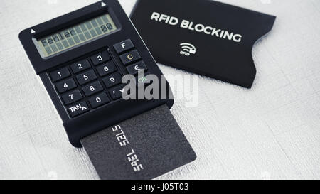 TAN generatore con carta di credito che mostra il messaggio di errore, il manicotto di protezione per proteggere la carta di credito in background Foto Stock