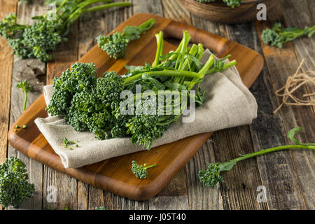 Materie verde Broccolini organico pronto a cucinare con Foto Stock