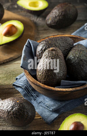 Materie organiche avocado maturo pronto a mangiare Foto Stock