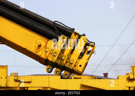 Il dispositivo di un caricatore di colore giallo sulla ferrovia. Sistema idraulico. Foto Stock