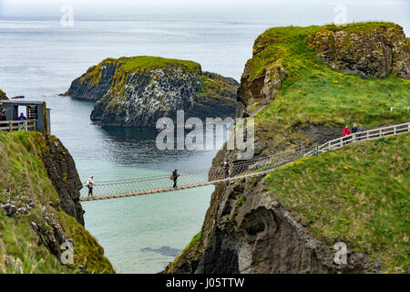 Carrick-a-Rede ponte di corde, Causeway Coast, County Antrim, Irlanda del Nord, Regno Unito Foto Stock