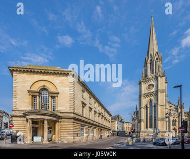 Regno Unito, Somerset, bagno, Broad Street, vista dell'edificio dell'ufficio postale e la chiesa di San Michele Foto Stock