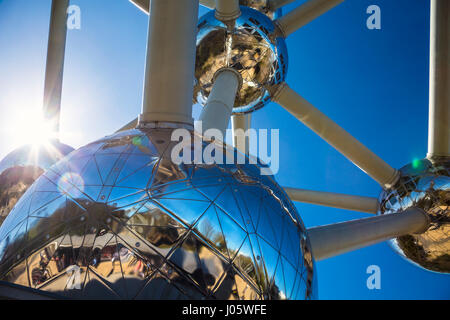 Esterno dell'Atomium costruito per l'esposizione mondiale di Bruxelles del 1958 da André Waterkeyn e dagli architetti André e Jean Polak, Heysel Plateau, Bruxelles, Belgio Foto Stock