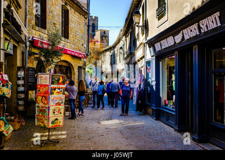 Scena di strada nella Cité de Carcassonne, Francia Foto Stock