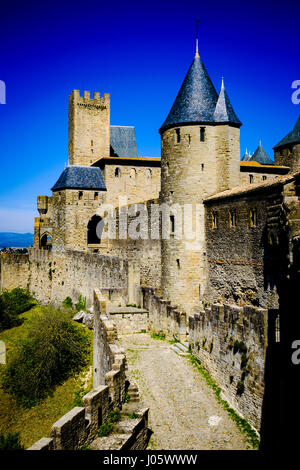 Le pareti e le torrette medievale della Cité de Carcassonne nel sud della Francia Foto Stock